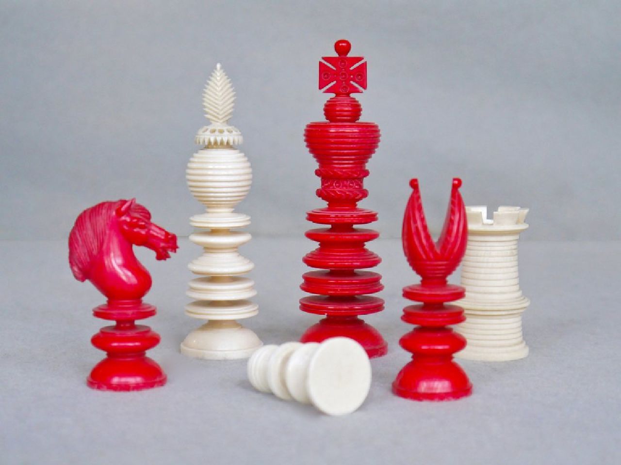 Schaakset   | Schaakset | Beelden en objecten te koop aangeboden | Schaakset in 'Lund' stijl Lund Pattern ivory chess, ivoor 9,5 cm, te dateren ca. 1840