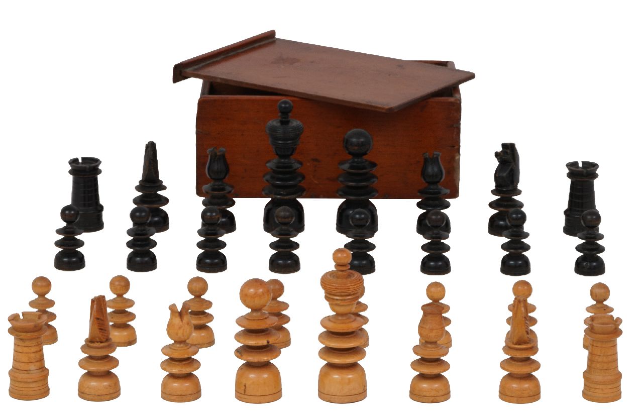 Schaakset, opbergdoos   | Schaakset, opbergdoos | Beelden en objecten te koop aangeboden | Schaakset in 'St.-George' stijl n mahoniehouten doos, Engeland., palmhout 8,3 x 3,8 cm, te dateren ca. 1830