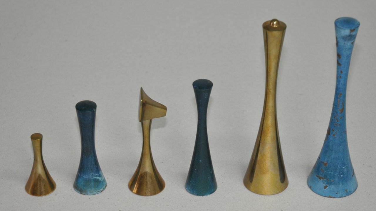 Emiel de Block | Chess set with matching board, bronze, wood, glass, 16.2 x 5.5 cm, executed late 20th century