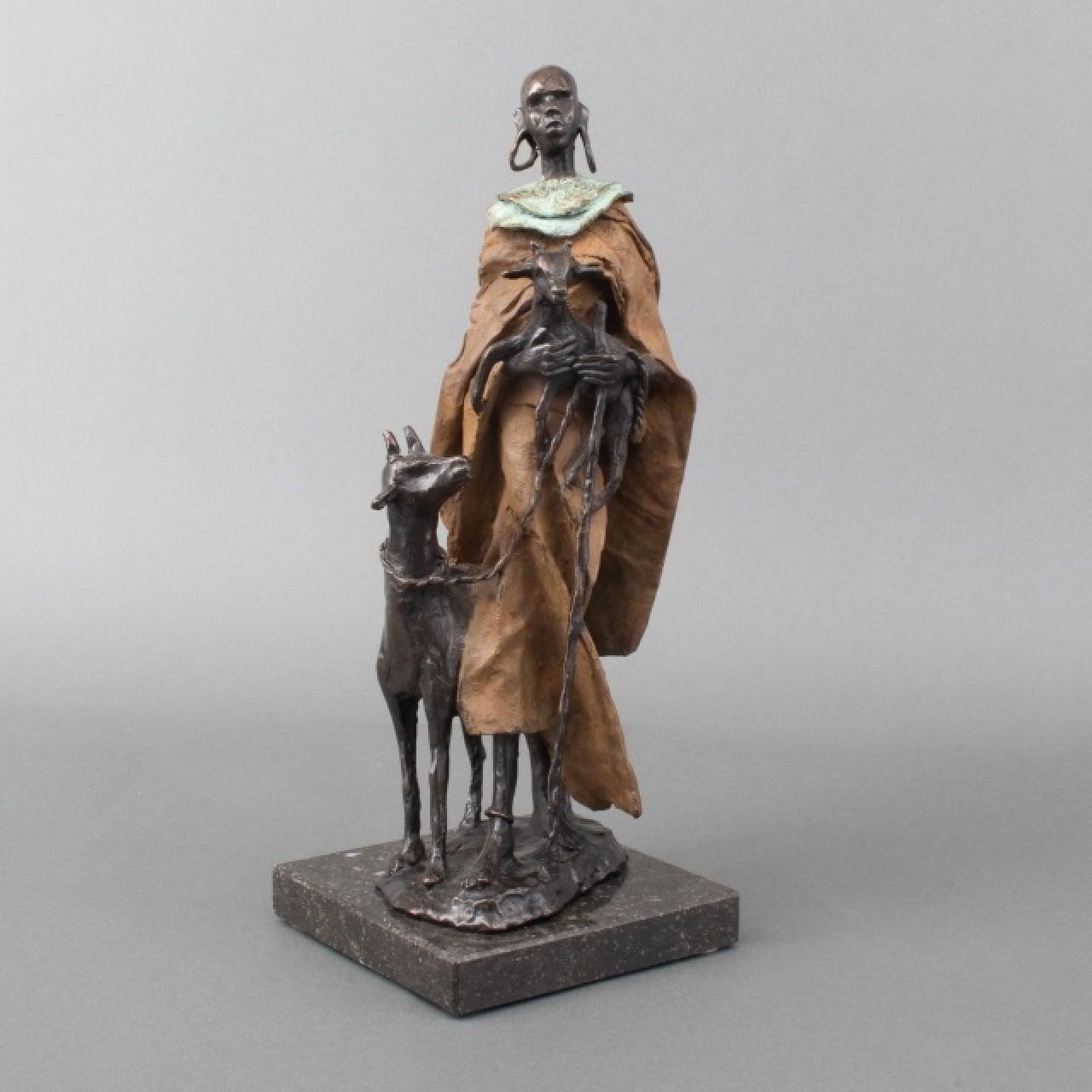 Marianne Houtkamp | Geitenhoedster, brons, 46,0 x 18,0 cm, gesigneerd op basis
