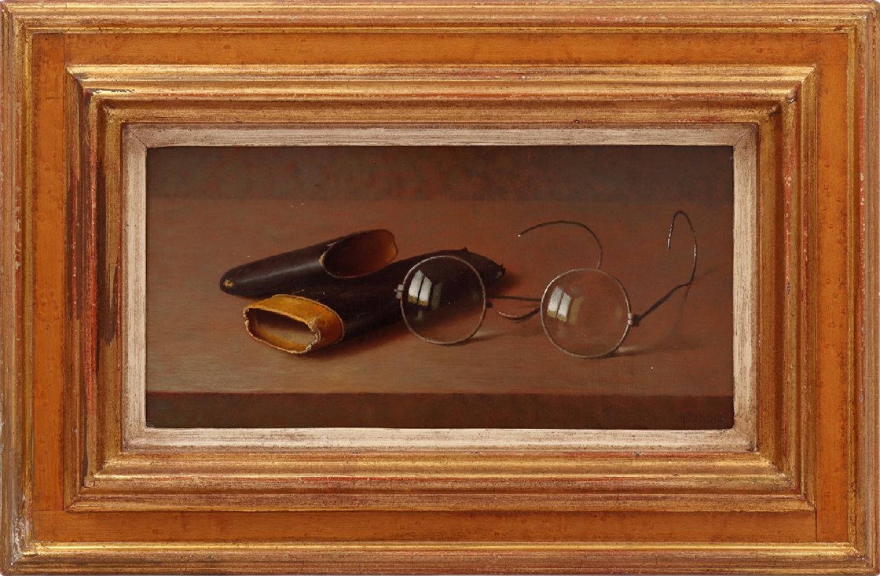 Bubarnik A.G.  | Andreas Gyula Bubarnik | Schilderijen te koop aangeboden | Stilleven van een bril en koker, olieverf op doek op paneel 14,0 x 28,0 cm, gesigneerd rechtsonder