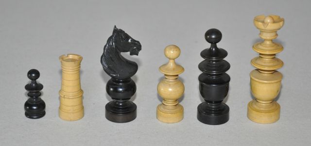 Schaakset, opbergdoos   | Schaakset in 'Régency' stijl' in walnoothouten doos, Frankrijk of Duitsland, palm- en ebbenhout 7,8 x 3,7 cm, te dateren 1920