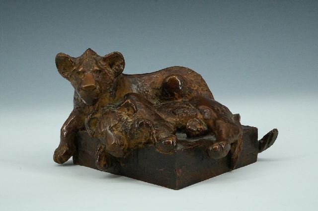 Hetty Heyster | Twee rustende welpen, brons, 11,5 cm, gesigneerd met mon