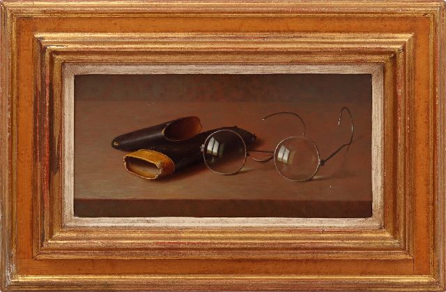 Andreas Gyula Bubarnik | Stilleven van een bril en koker, olieverf op doek op paneel, 14,0 x 28,0 cm, gesigneerd r.o.